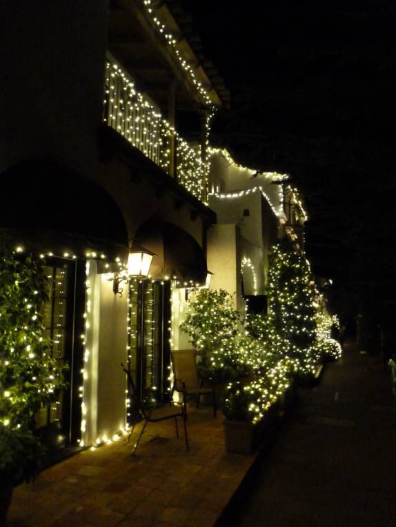 Iluminação natalina nas ruas de Carmel, no litoral da Califórnia, nos Estados Unidos